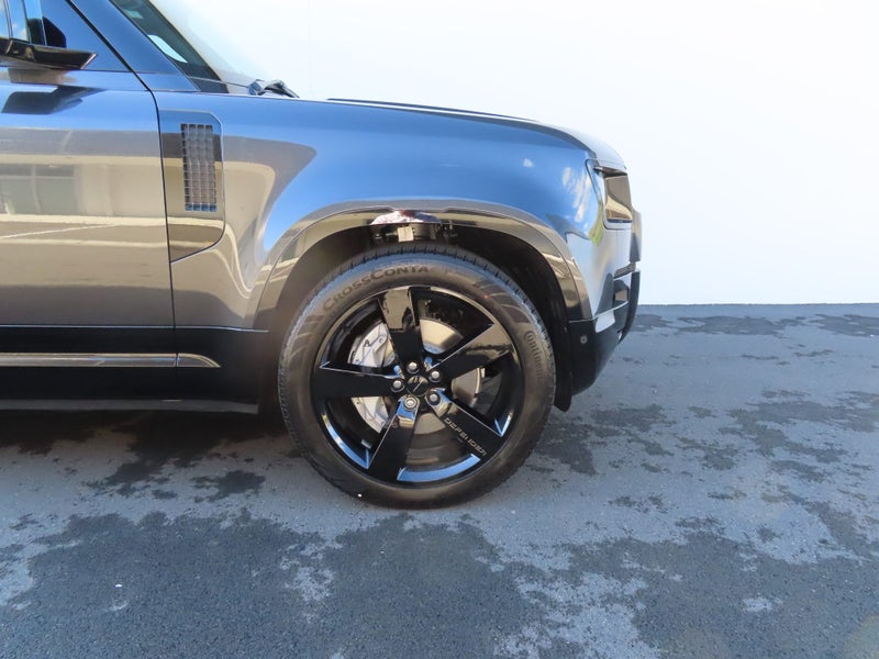 2025 Land Rover Defender 110 D350 X-Dynamic SE image 3