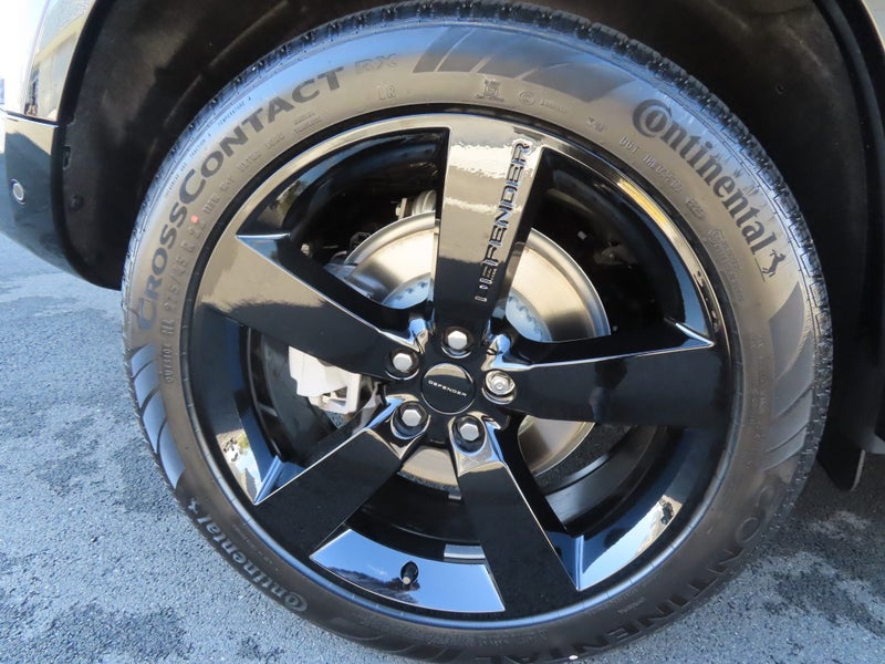 2025 Land Rover Defender 110 D350 X-Dynamic SE image 4