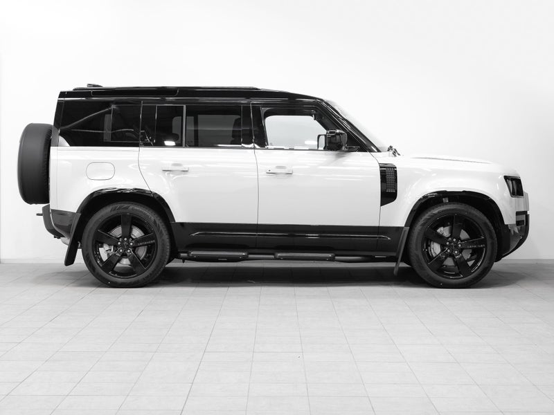 2025 Land Rover Defender 110 D350 X-Dynamic SE image 4