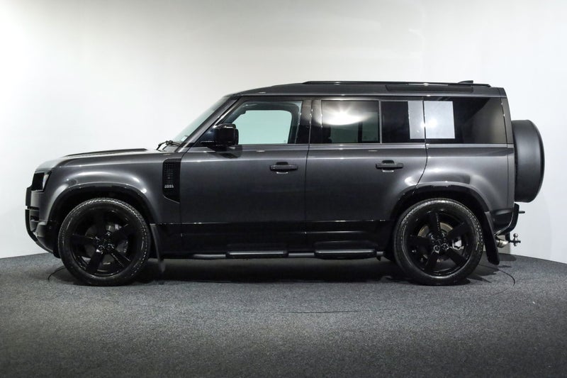 2025 Land Rover Defender 110 V8 Limited Edition image 4