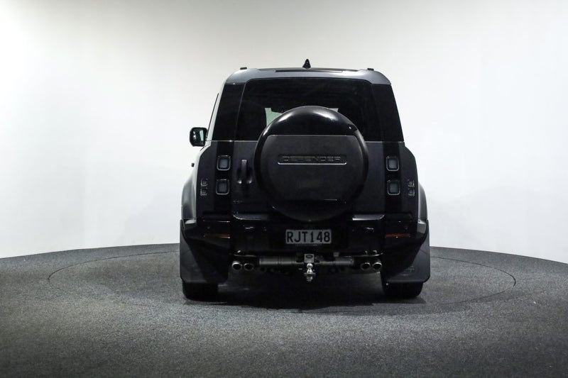 2025 Land Rover Defender 110 V8 Limited Edition image 5