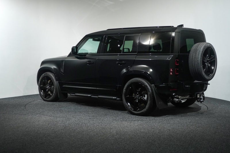 2025 Land Rover Defender 110 V8 Limited Edition image 2