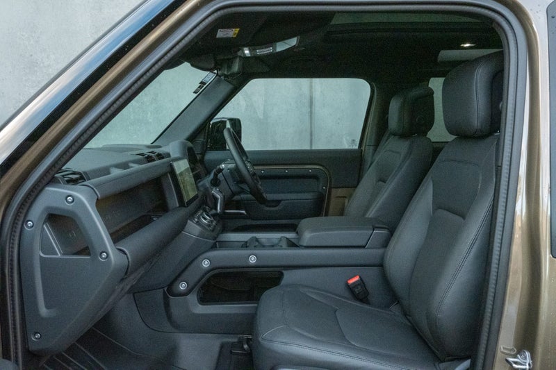 2025 Land Rover Defender 90 425 Edition image 3