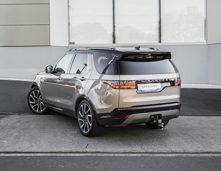 2025 Land Rover Discovery D250 Dynamic SE image 2