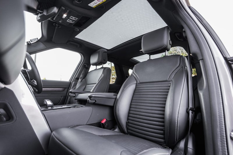2025 Land Rover Discovery D250 Dynamic SE image 3