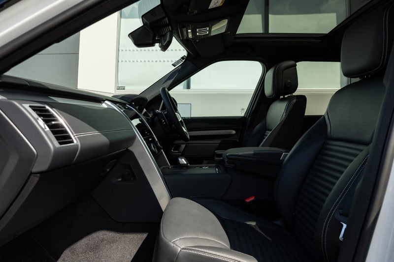 2025 Land Rover Discovery D250 Dynamic SE image 3