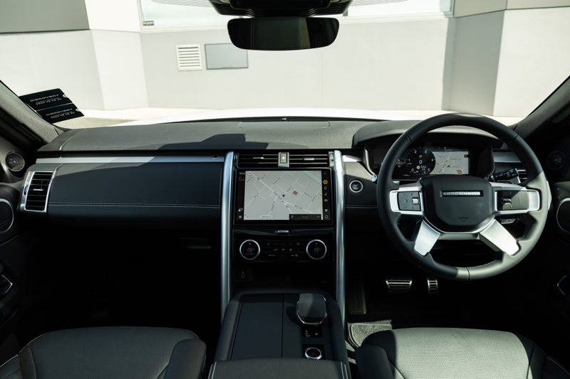 2025 Land Rover Discovery D250 Dynamic SE image 4