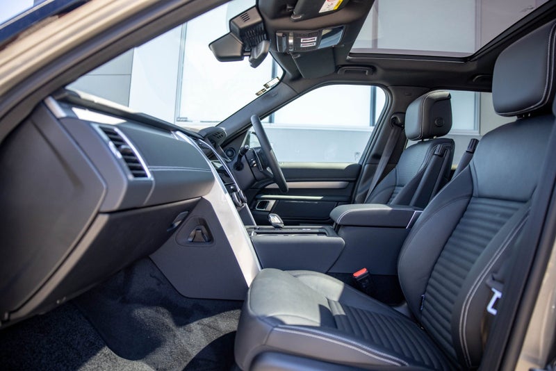2025 Land Rover Discovery D250 Dynamic SE image 3