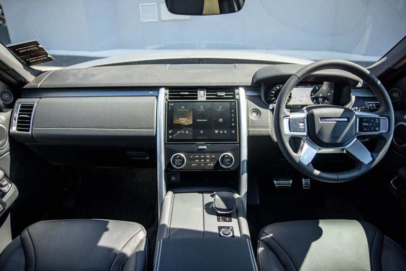 2025 Land Rover Discovery D250 Dynamic SE image 4