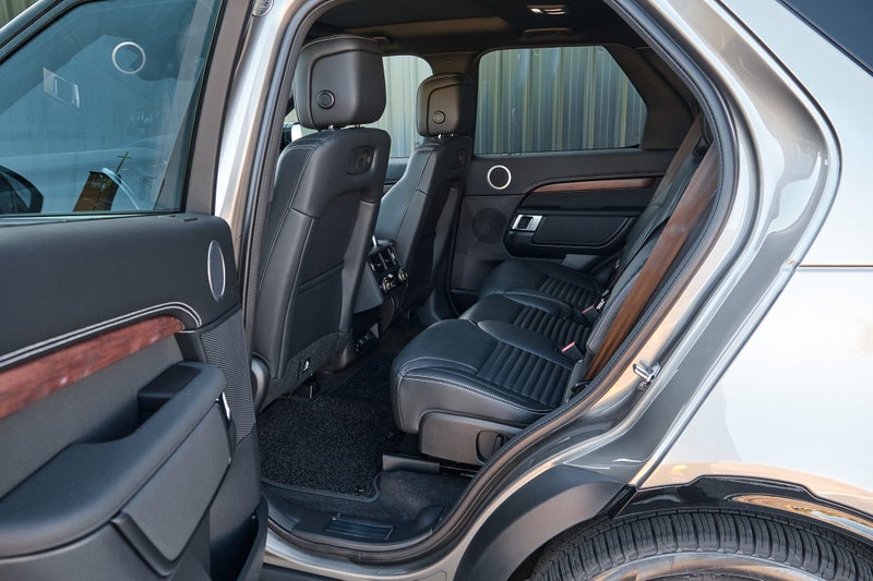 2025 Land Rover Discovery D250 Dynamic SE image 3