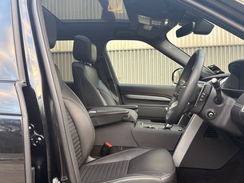 2025 Land Rover Discovery D250 Dynamic SE image 3