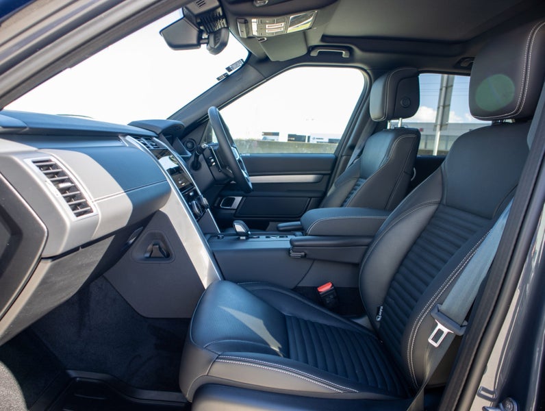 2025 Land Rover Discovery D250 R-Dynamic SE image 3