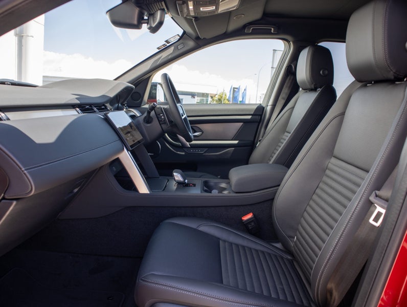 2025 Land Rover Discovery Sport P250 Dynamic SE image 3