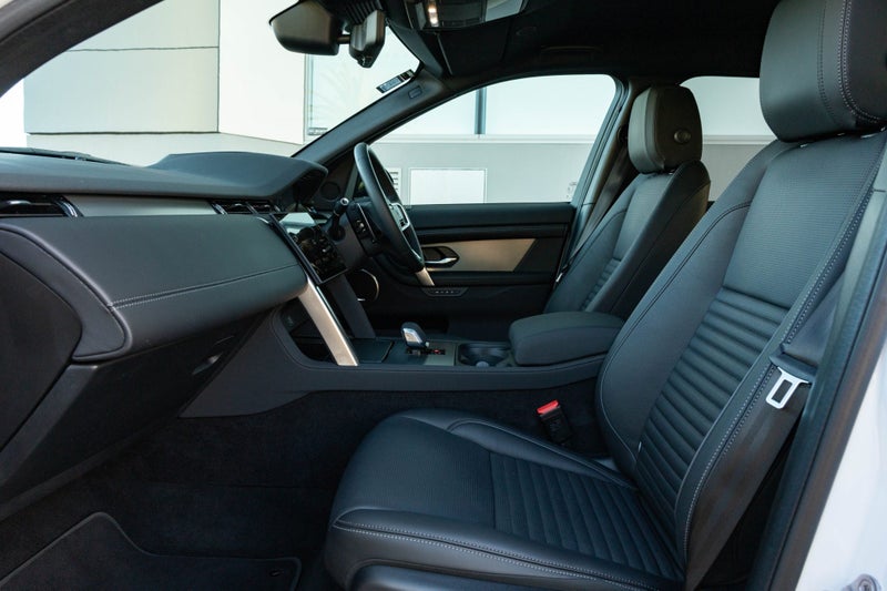 2025 Land Rover Discovery Sport P250 Dynamic SE image 3
