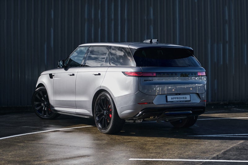 2025 Land Rover Range Rover Sport D300 Dynamic SE image 2
