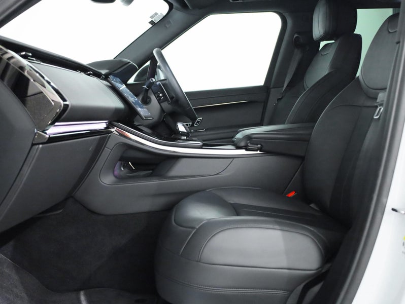 2025 Land Rover Range Rover Sport D300 Dynamic SE image 3