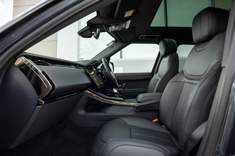 2025 Land Rover Range Rover Sport D300 Dynamic SE image 3
