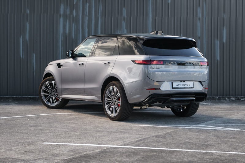 2025 Land Rover Range Rover Sport D300 Dynamic SE image 3