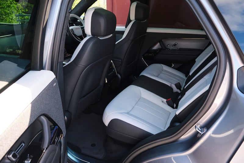 2025 Land Rover Range Rover Sport D300 Dynamic SE image 4