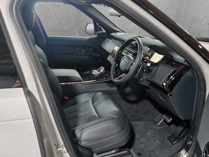 2025 Land Rover Range Rover Sport D350 Dynamic HSE image 2