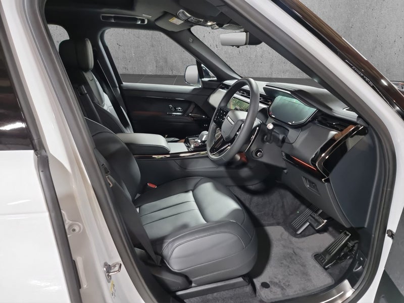 2025 Land Rover Range Rover Sport D350 Dynamic HSE image 2
