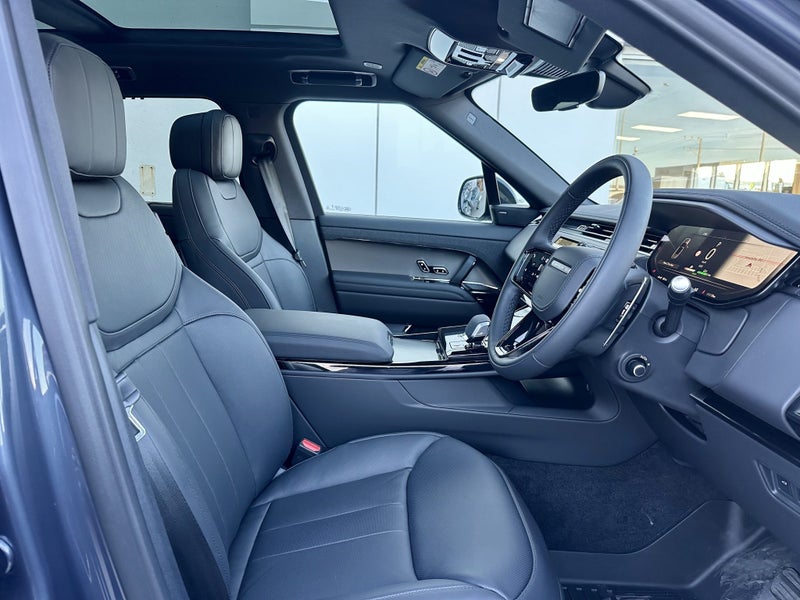 2025 Land Rover Range Rover Sport P460e Dynamic SE image 3