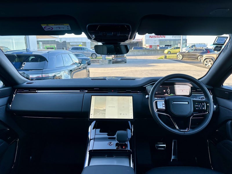 2025 Land Rover Range Rover Sport P460e Dynamic SE image 4