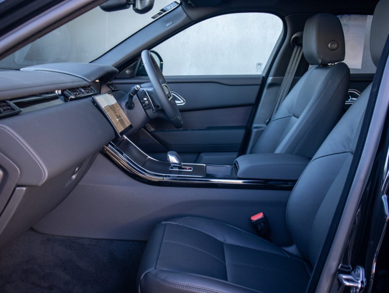 2025 Land Rover Range Rover Velar P250 Dynamic SE image 3