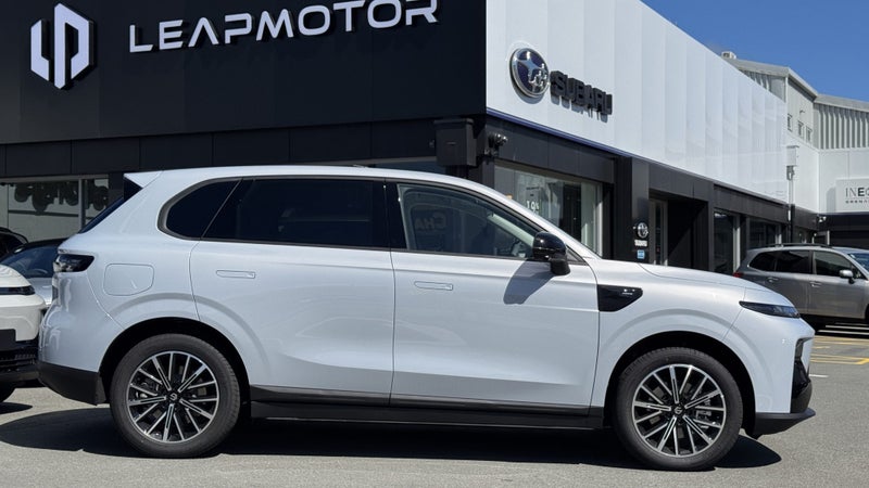 2025 Leapmotor B10 Design BEV RWD !!$2,000 Laun... image 3