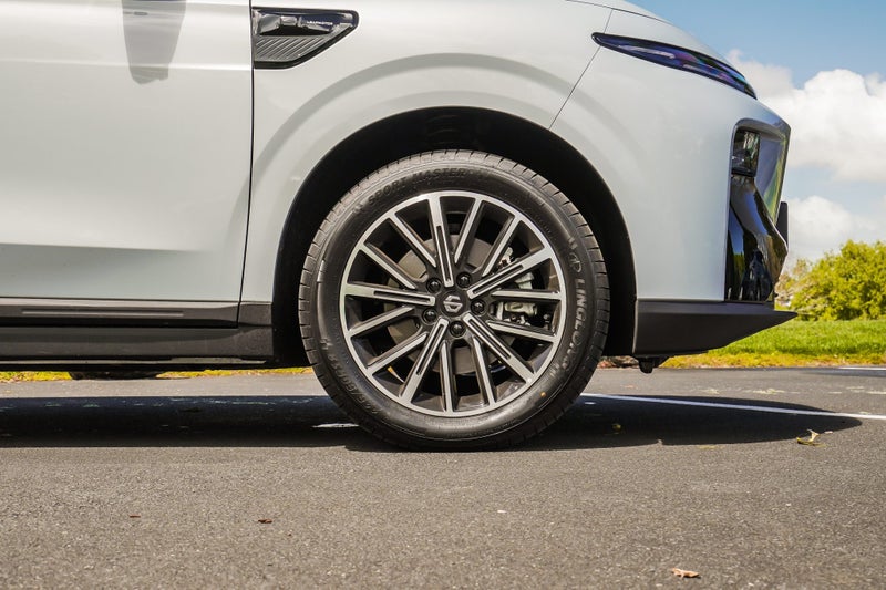 2025 Leapmotor B10 Design BEV RWD !!$2,000 Laun... image 5