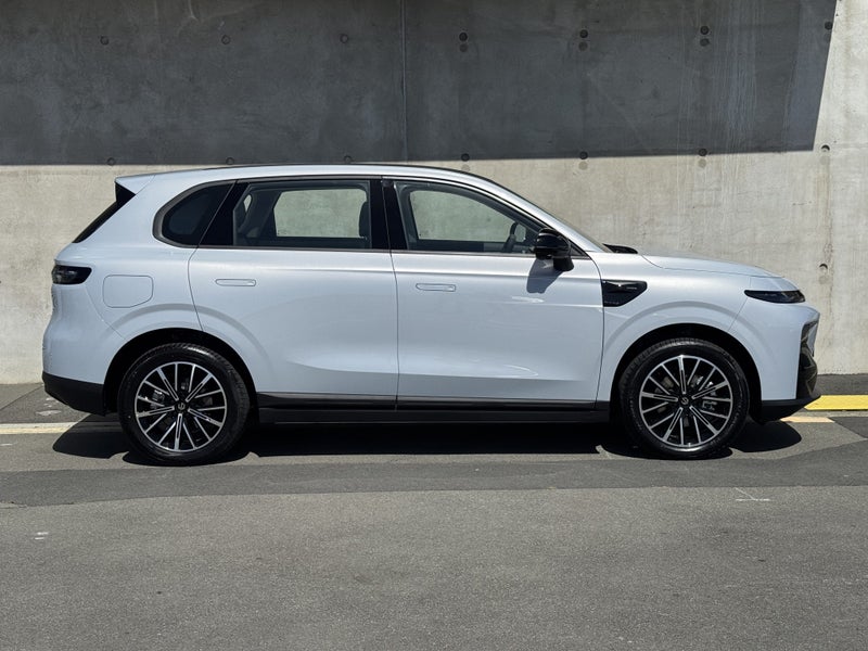 2025 Leapmotor B10 Life 56Kwh/Ev/At RWD image 3