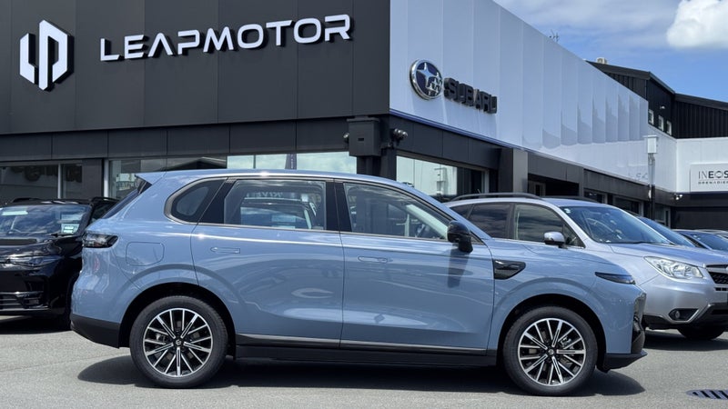 2025 Leapmotor B10 Life BEV RWD !!$2,000 Launch... image 3