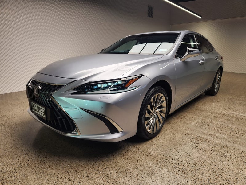 2025 Lexus ES 300h ES300HLimited 2.5P HV ECVT FWD image 3