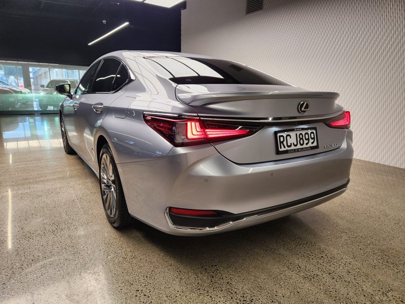 2025 Lexus ES 300h ES300HLimited 2.5P HV ECVT FWD image 4