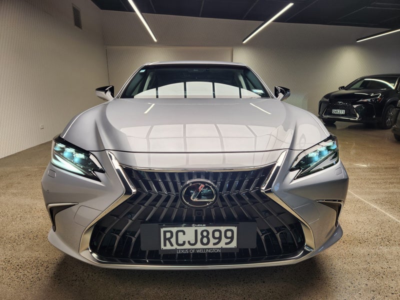 2025 Lexus ES 300h ES300HLimited 2.5P HV ECVT FWD image 5