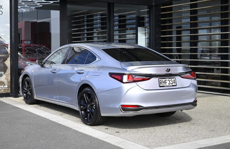 2025 Lexus ES 300h F SPORT 2.5L Hybrid image 5