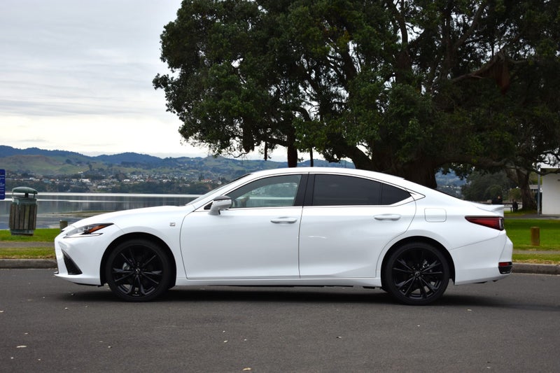 2025 Lexus ES 300h F Sport 2.5Ph/Hd image 3