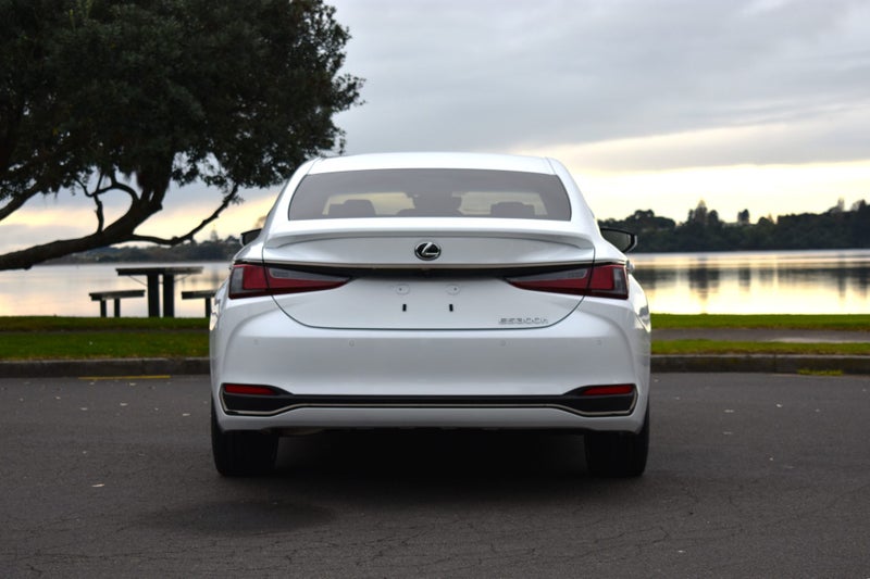 2025 Lexus ES 300h F Sport 2.5Ph/Hd image 5