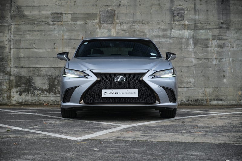 2025 Lexus ES 300h F-Sport image 2
