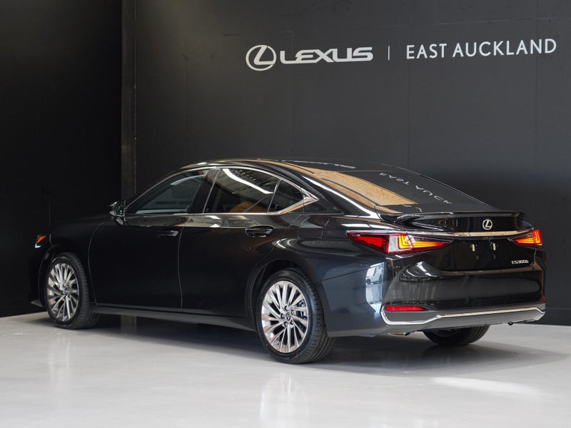 2025 Lexus ES 300h Limited 2.5P HV ECVT FWD image 2