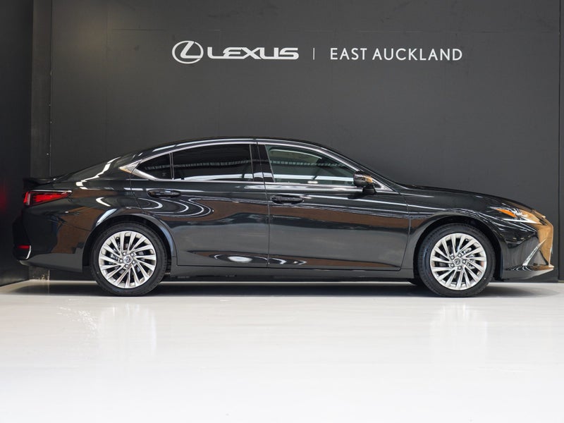 2025 Lexus ES 300h Limited 2.5P HV ECVT FWD image 3