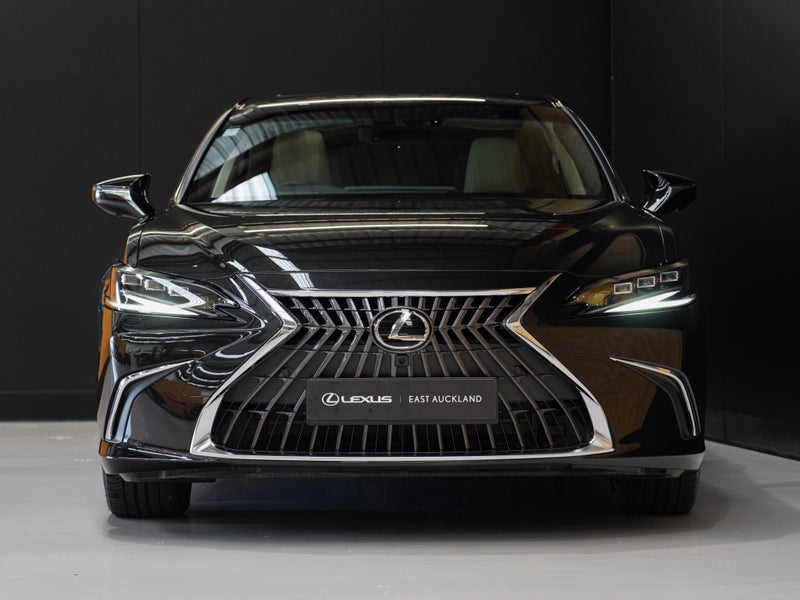 2025 Lexus ES 300h Limited 2.5P HV ECVT FWD image 4