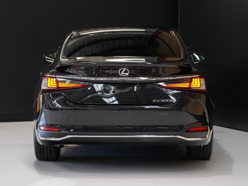 2025 Lexus ES 300h Limited 2.5P HV ECVT FWD image 5