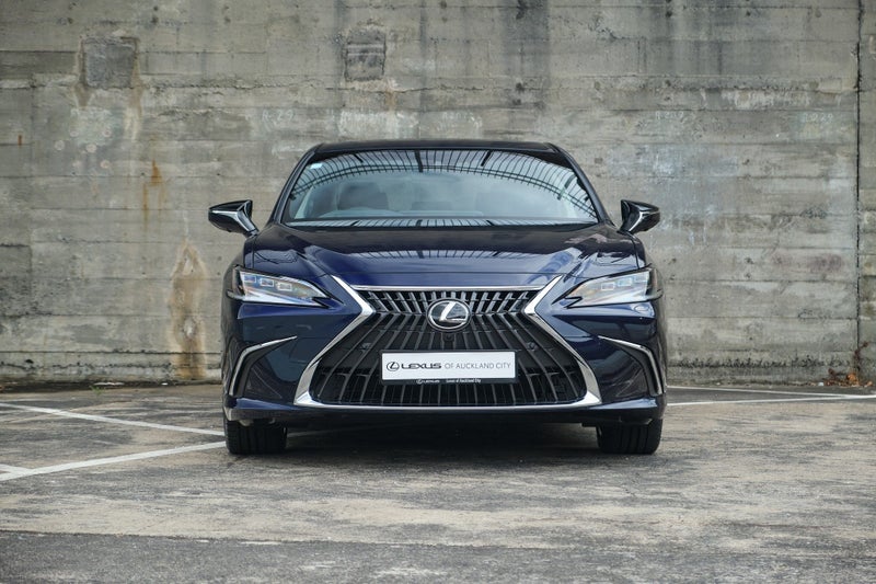 2025 Lexus ES 300h Limited image 2