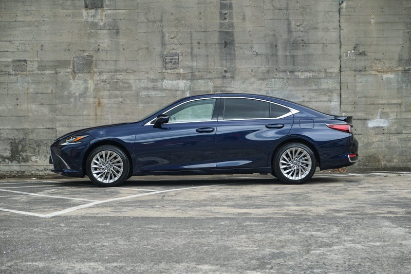 2025 Lexus ES 300h Limited image 3