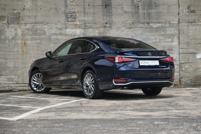 2025 Lexus ES 300h Limited image 4