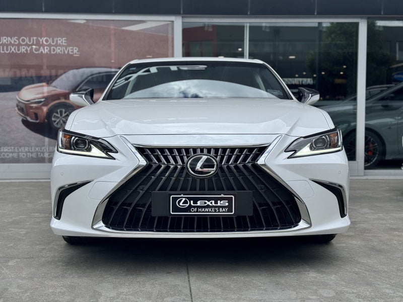 2025 Lexus ES 300h Premium 2.5L Hybrid image 2
