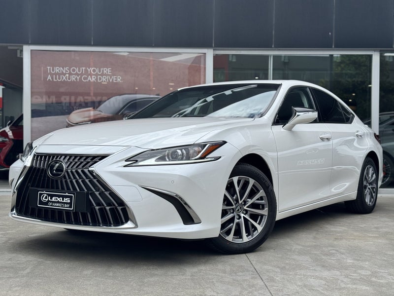 2025 Lexus ES 300h Premium 2.5L Hybrid image 3