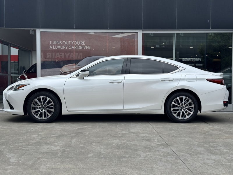 2025 Lexus ES 300h Premium 2.5L Hybrid image 4