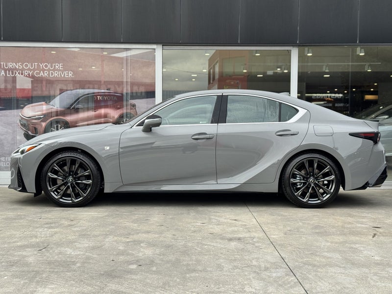 2025 Lexus IS 300h F Sport 2.5L Hybrid RWD image 5